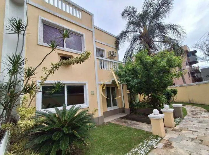 Casa com 3 quartos e varanda em bom estado