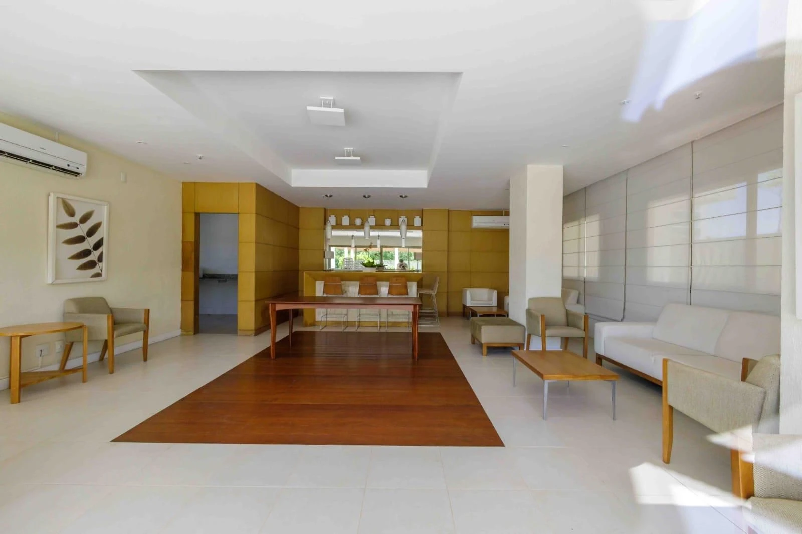One-bedroom apartment in a building with a gym — photo 13