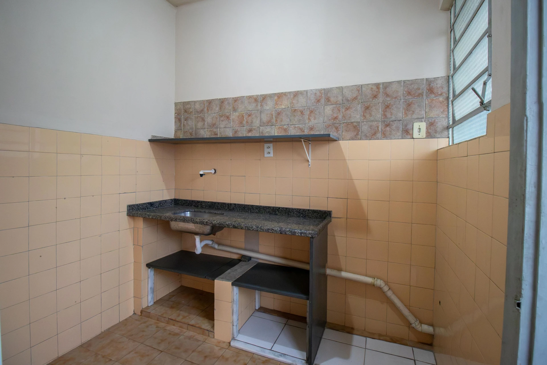 2-bedroom apartment with 1 bathroom and no parking — photo 9