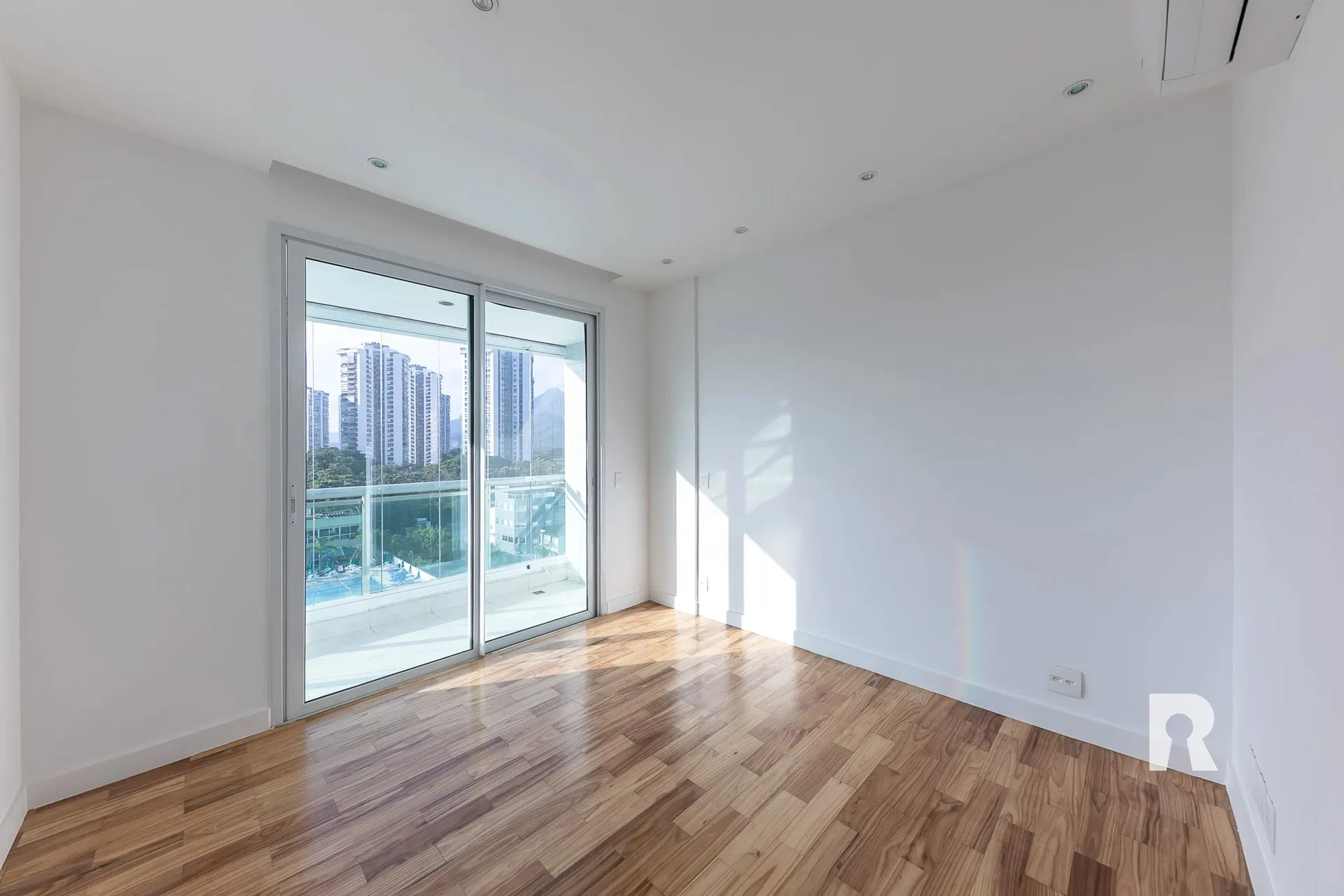 4-bedroom, 5-bath apartment with a balcony — photo 23