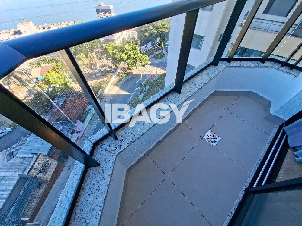 Studio with a glassed-in balcony and open-plan kitchen — photo 177