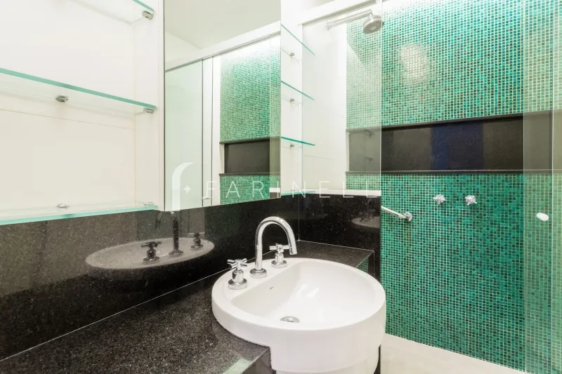 Furnished 1-bedroom apartment with enclosed glass balcony — photo 11