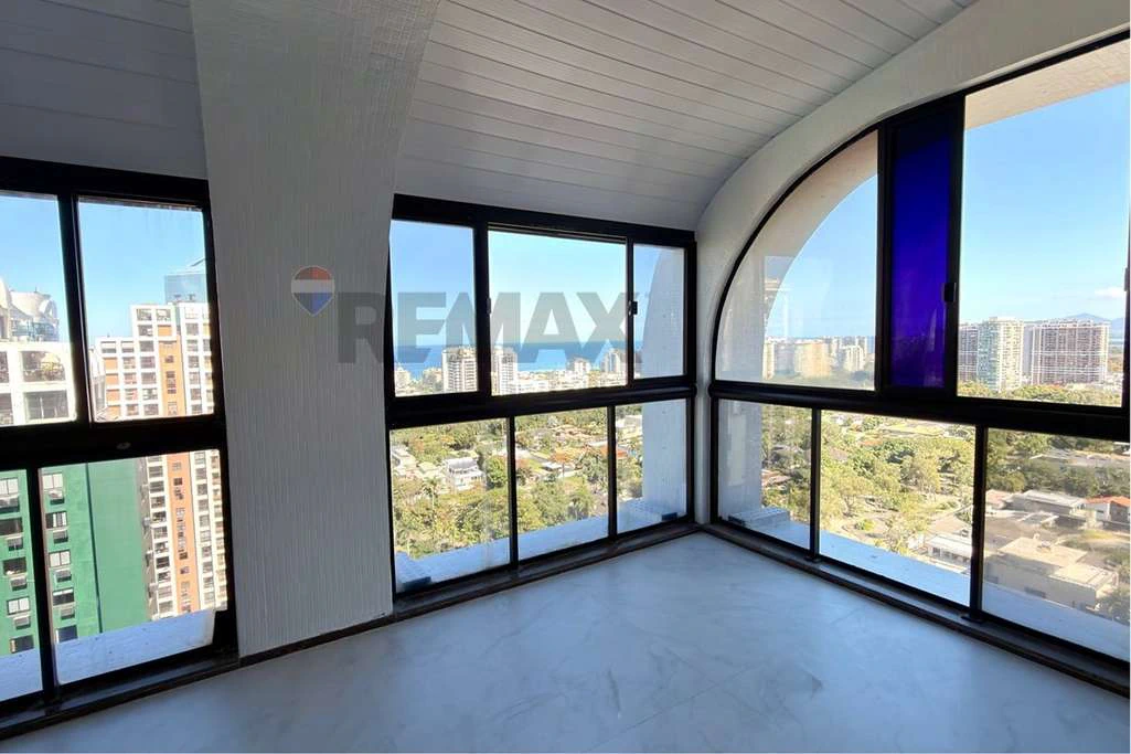 193 m² penthouse with 3 en-suite bedrooms and glass balcony