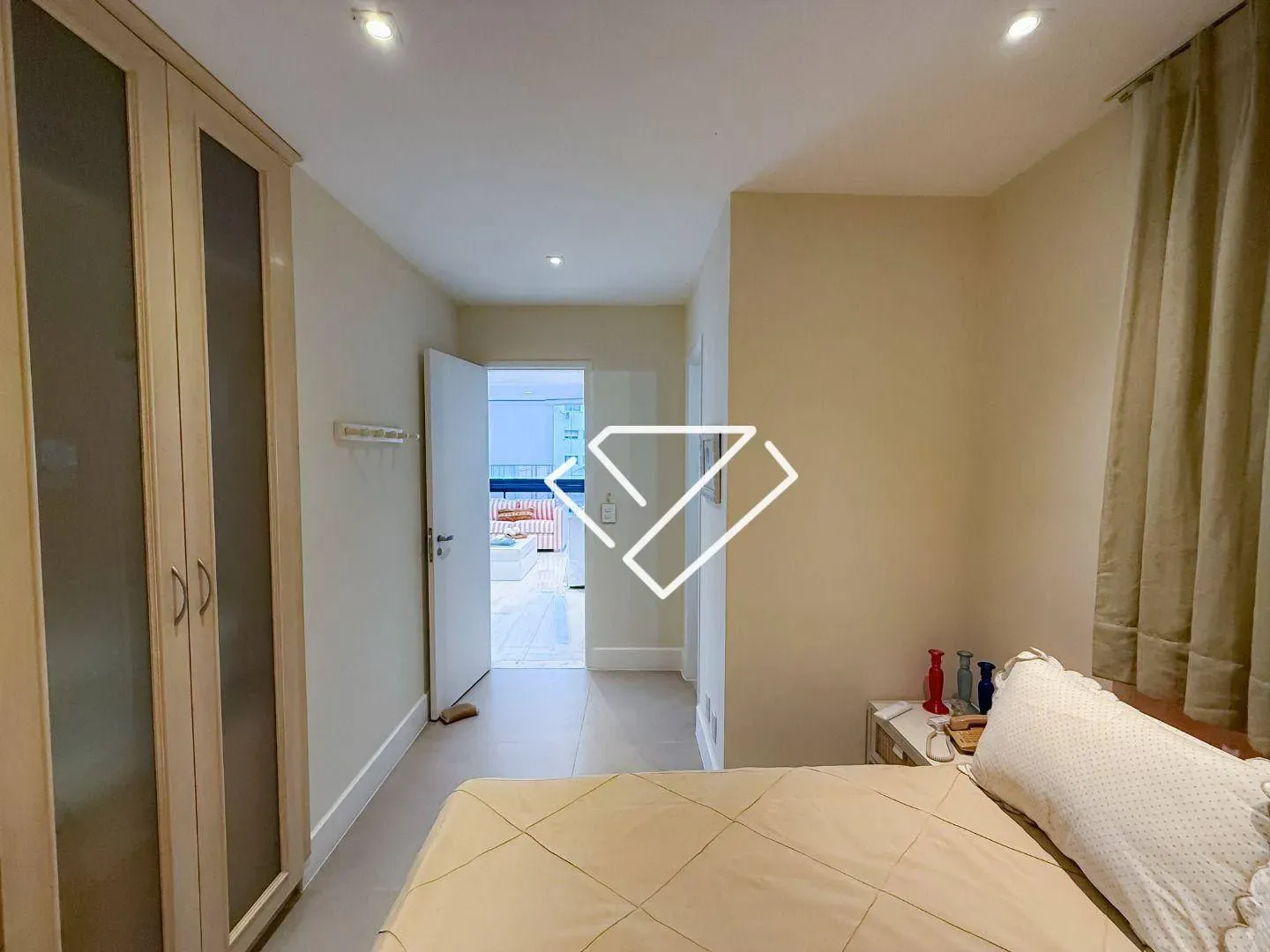 Furnished 4-bedroom apartment on the 6th floor — photo 35