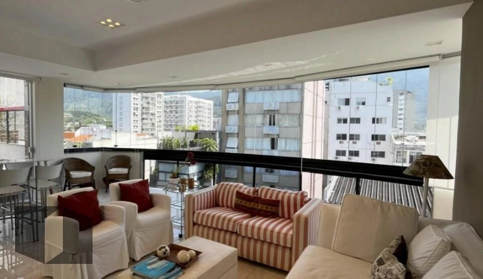 4-bedroom apartment in a building with a pool — photo 5