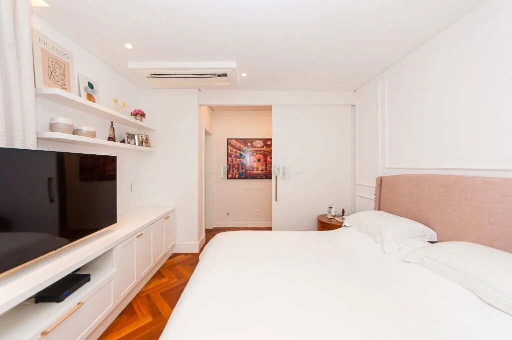 266 m² apartment with a walk-in closet and a bathtub — photo 15