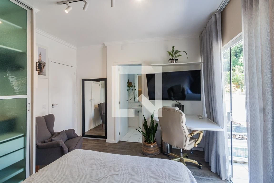 Furnished studio in a building with a pool — photo 32