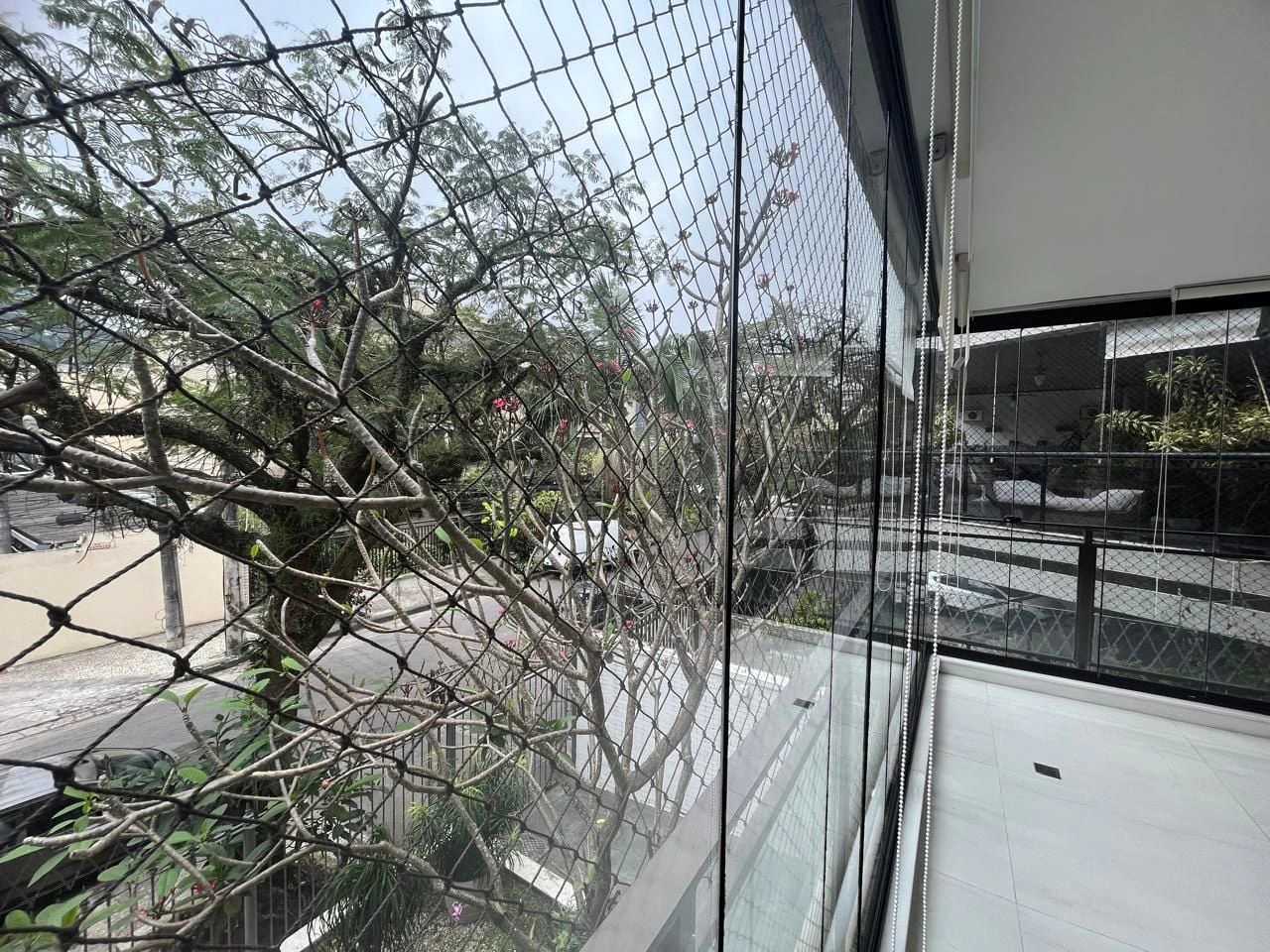 Glass-enclosed balcony in a 3-bedroom apartment, 160 m² — photo 17