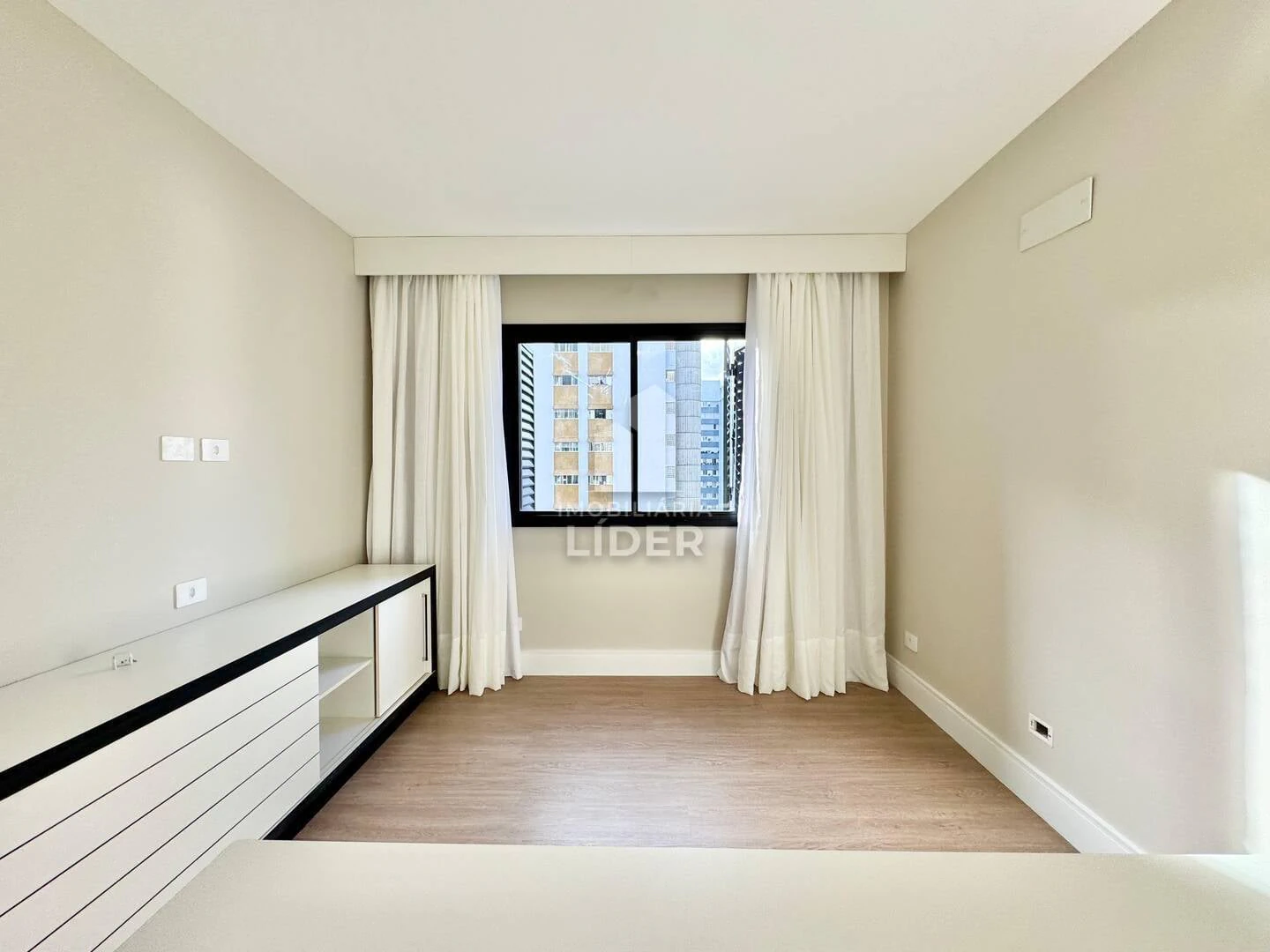 Apartment with 4 bedrooms and 3 parking spots, balcony — photo 30