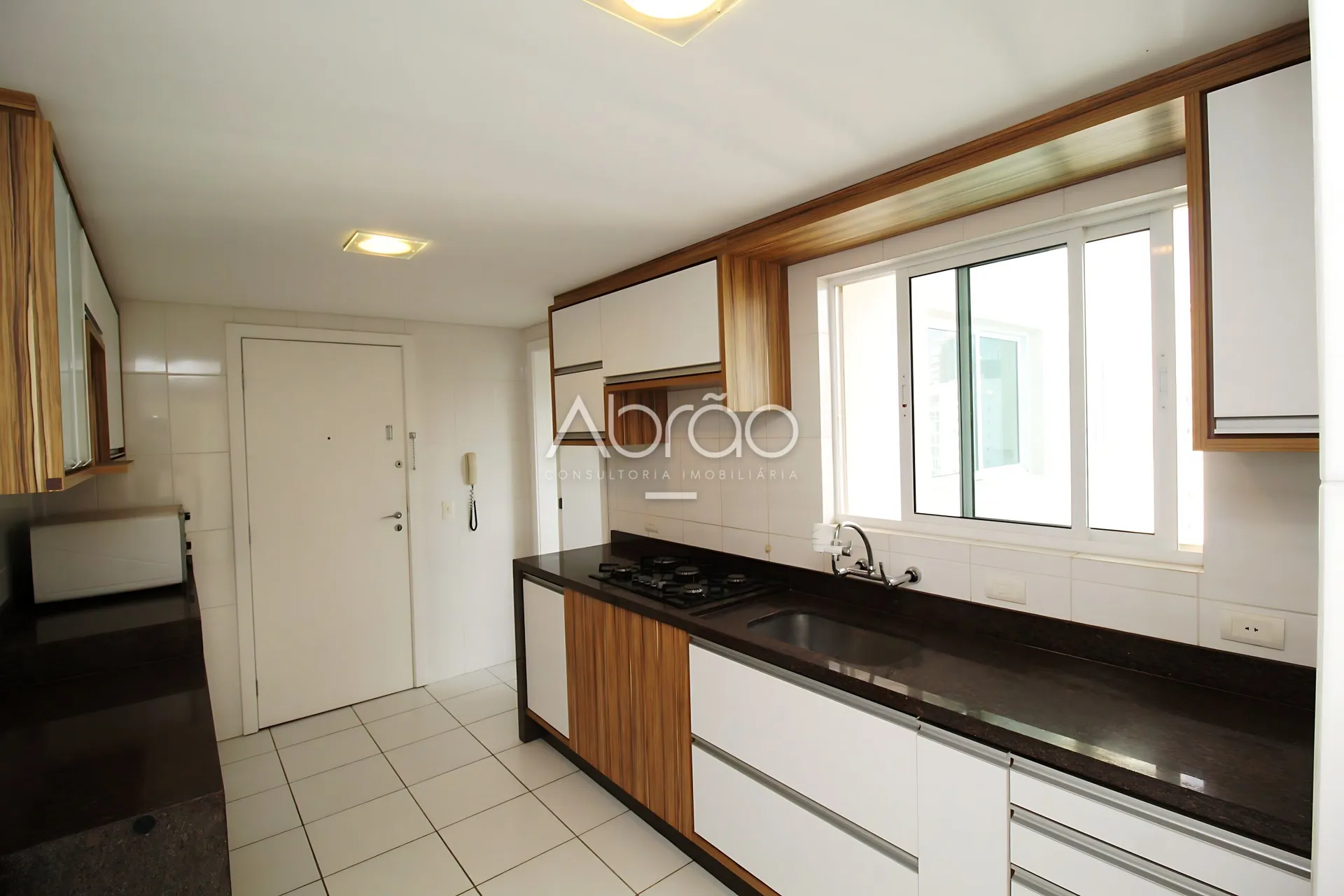Furnished duplex apartment with 4 suites and 5 baths — photo 12