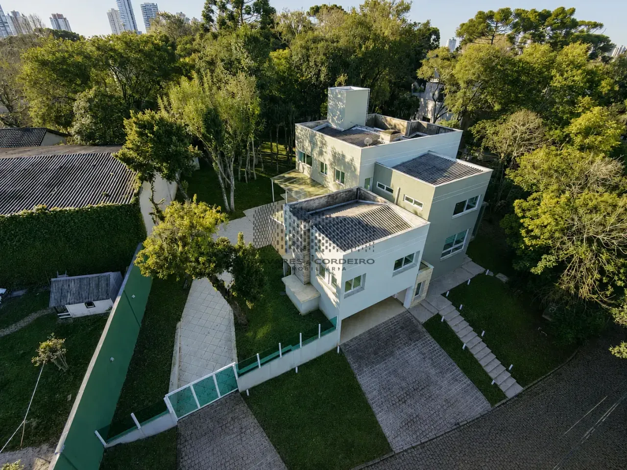 House with 5 bedrooms and 370 m² plus private BBQ