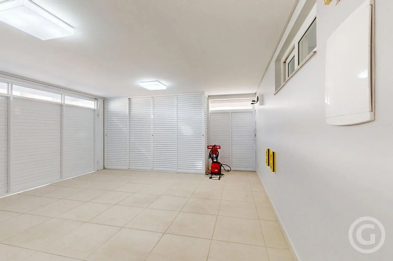 Casa com 5 suítes e 388 m² com cozinha em planta aberta