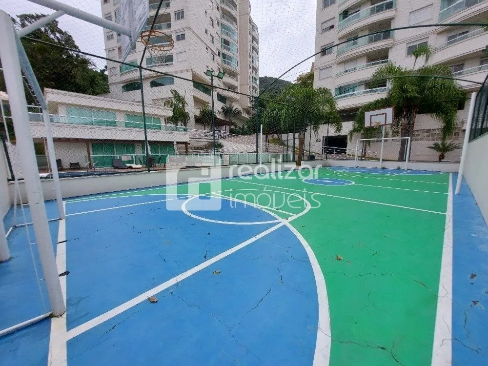 Balcony with a grill in a 3-bedroom apartment, 94 m² — photo 21