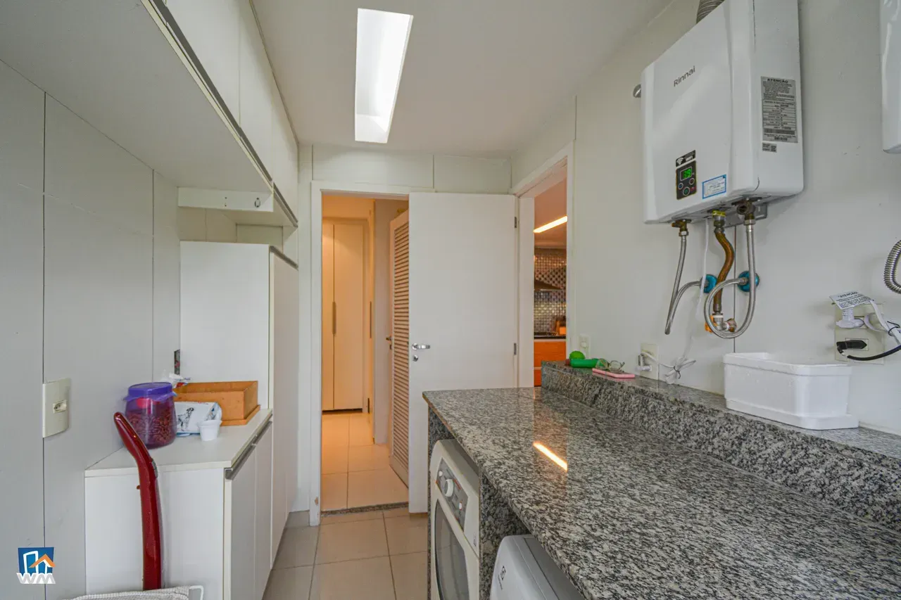 4-bedroom apartment with open-plan kitchen and electric stove — photo 40