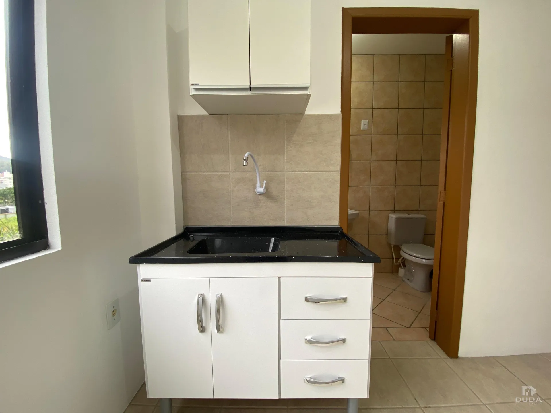 Studio apartment with built-in kitchen cabinets — photo 5