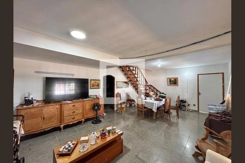 Casa mobiliada com 4 quartos e varanda, 358 m²