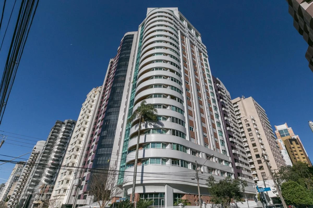 Glass-enclosed balcony in a 3-bedroom apartment, 297 m² — photo 11