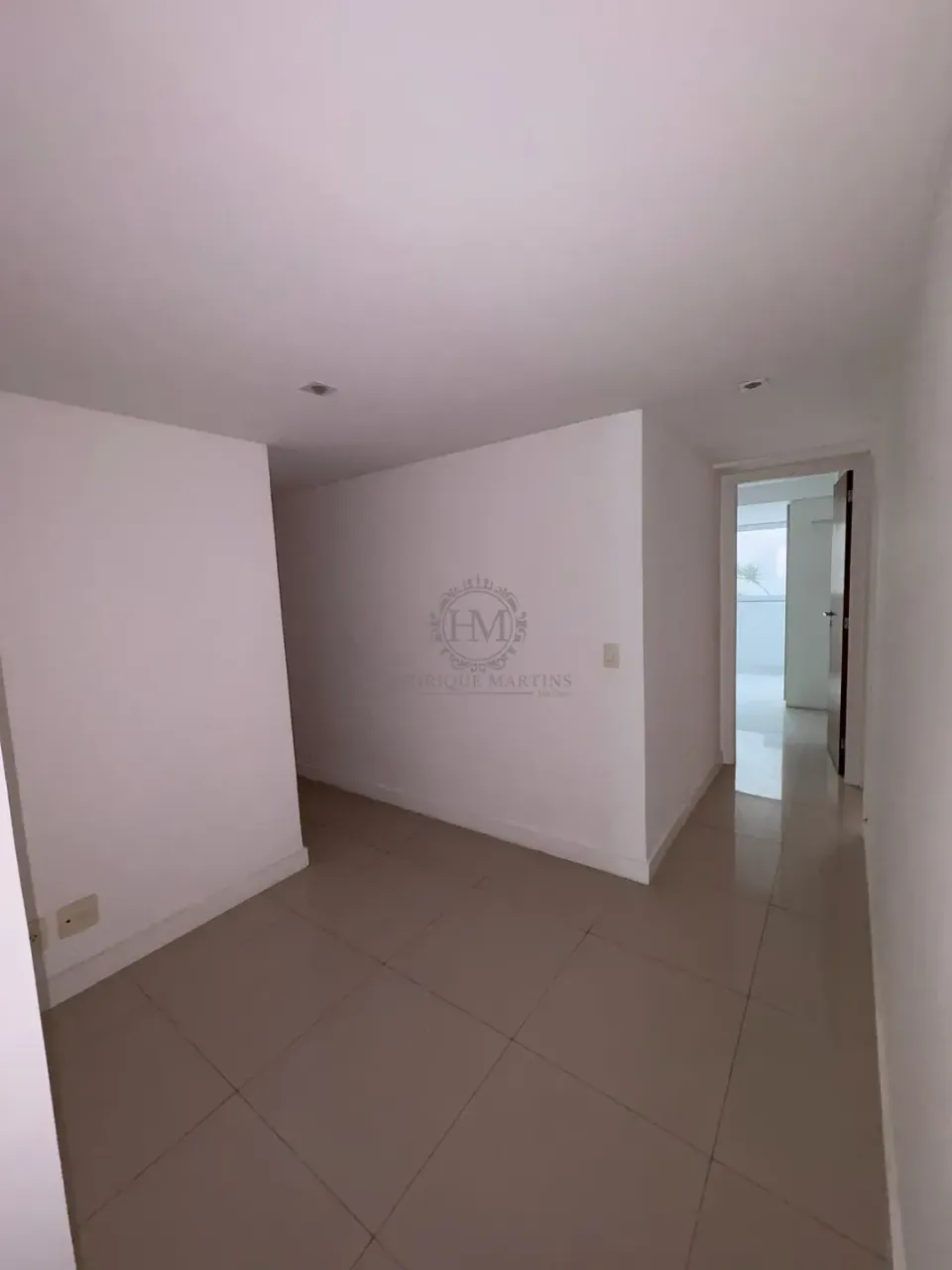 4-bedroom apartment with enclosed glass balcony — photo 20