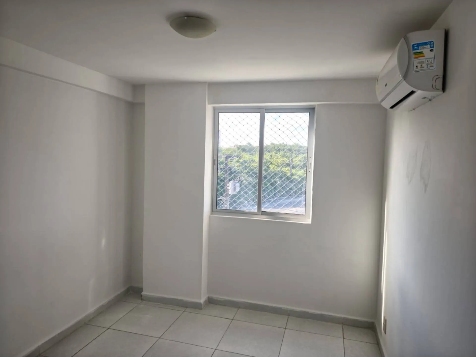One-bedroom apartment with a water view — photo 3