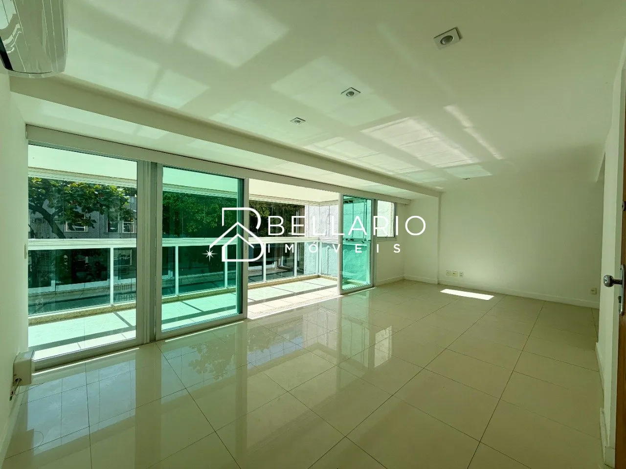 4-bedroom apartment with 5 bathrooms and glass balcony — photo 4