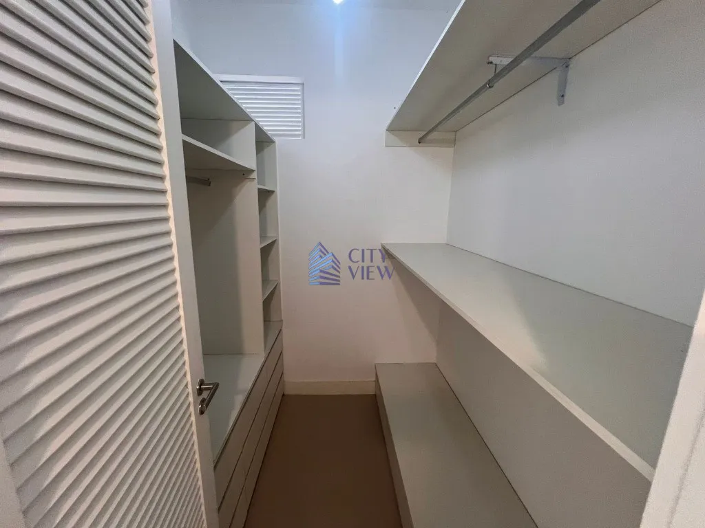 4-bedroom apartment with 5 bathrooms and a balcony — photo 20