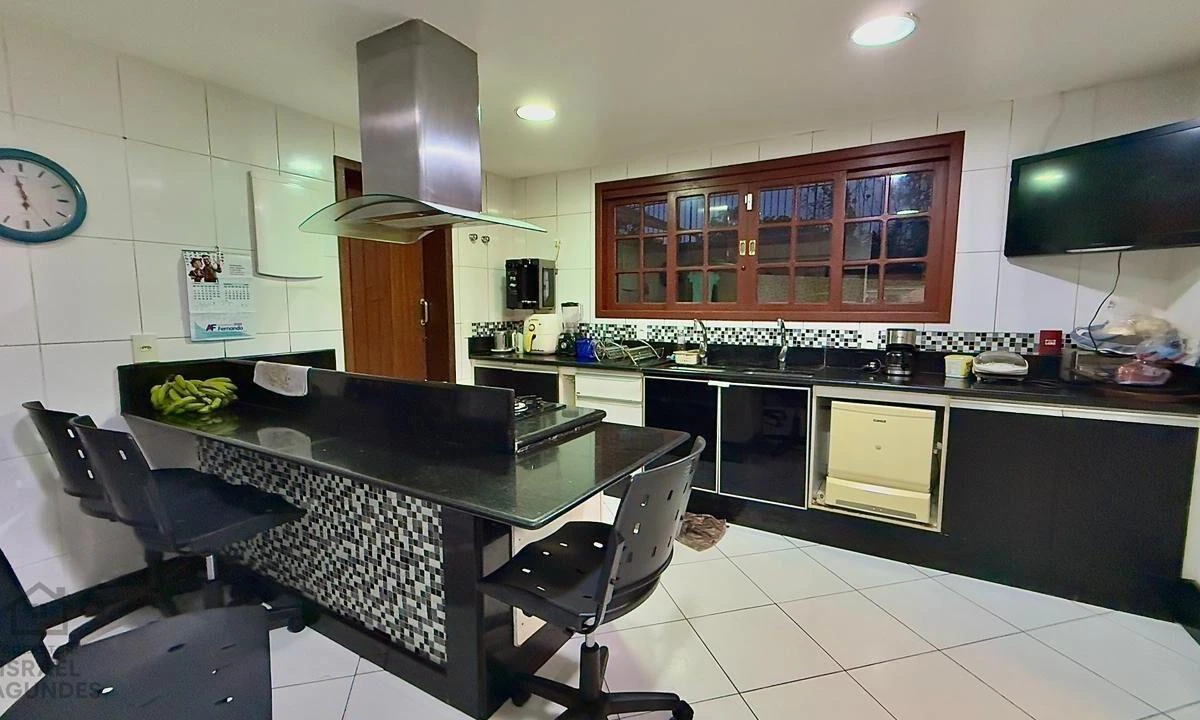 Furnished house with 6 bedrooms and 6 parking spots — photo 2
