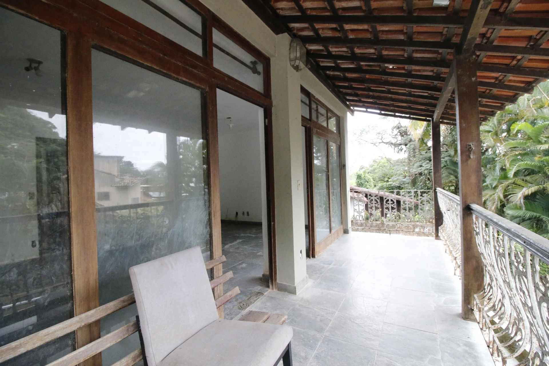 500 m² house with floor-to-ceiling windows and a bathtub — photo 7