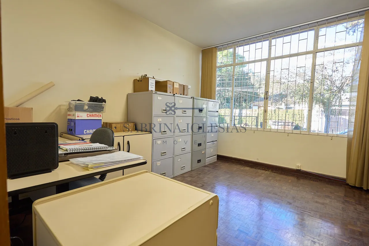 House with 5 bedrooms, 3 bathrooms, and a closed kitchen — photo 3