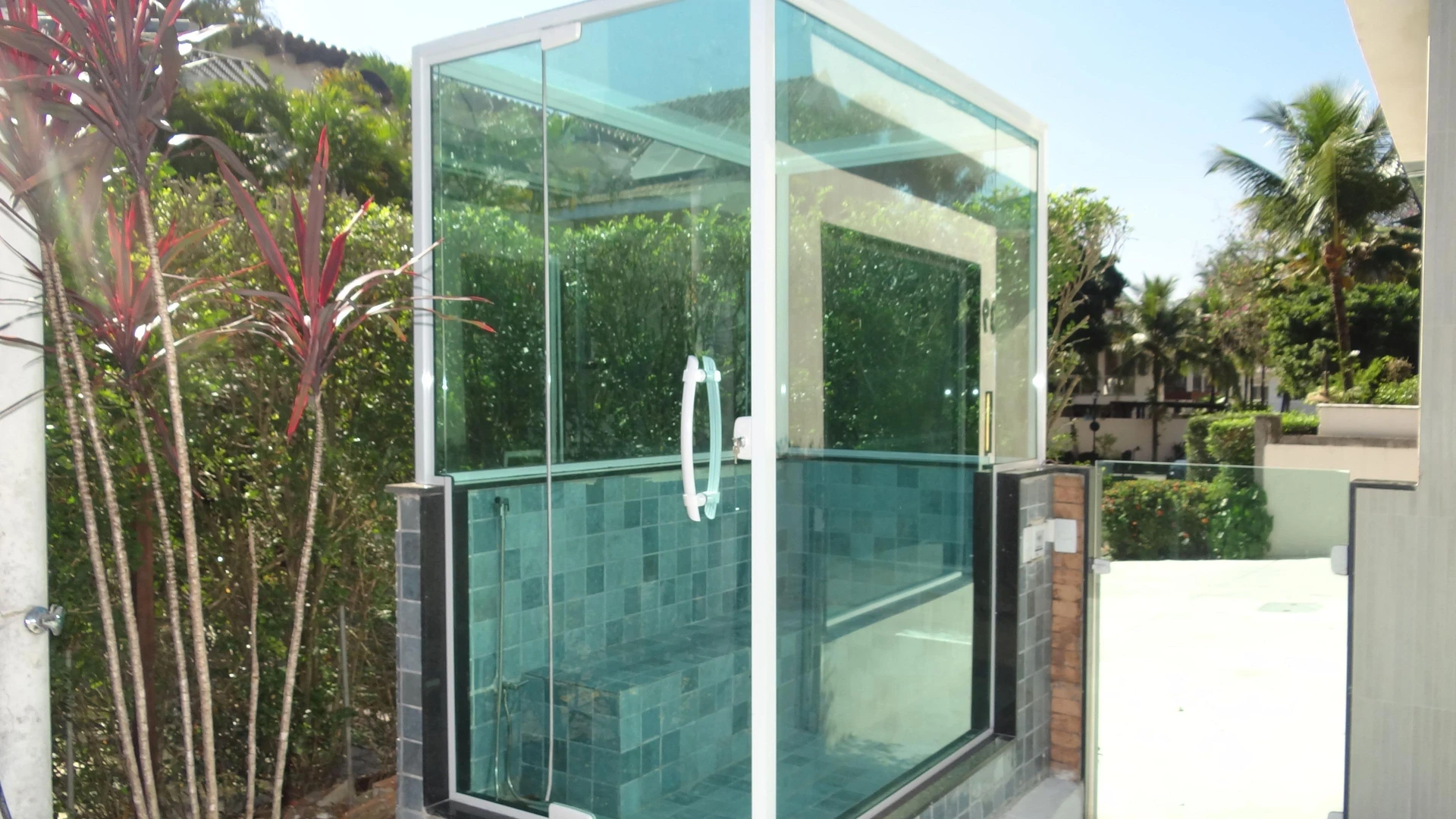 Casa de 384 m² com janelas do piso ao teto e varanda gourmet — photo 126