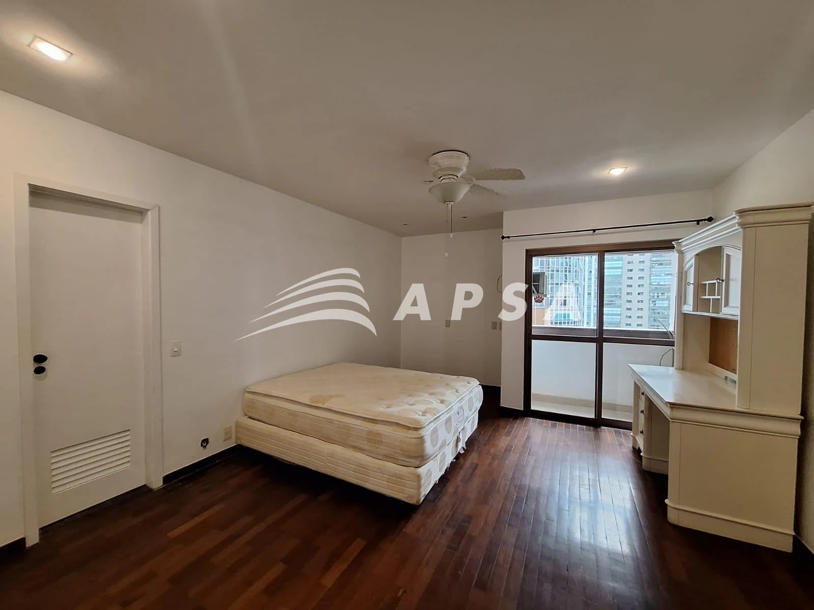 4-bedroom apartment in a building with a sauna — photo 18