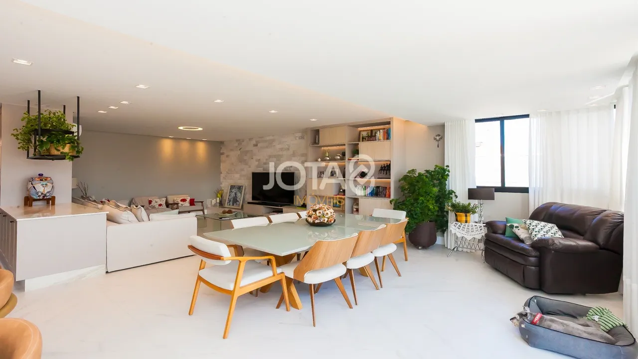 Furnished 220 m² apartment with 3 en-suite bedrooms