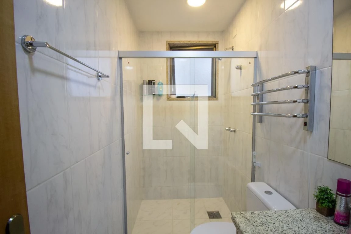 Furnished apartment with 2 en-suite bedrooms and desk — photo 31