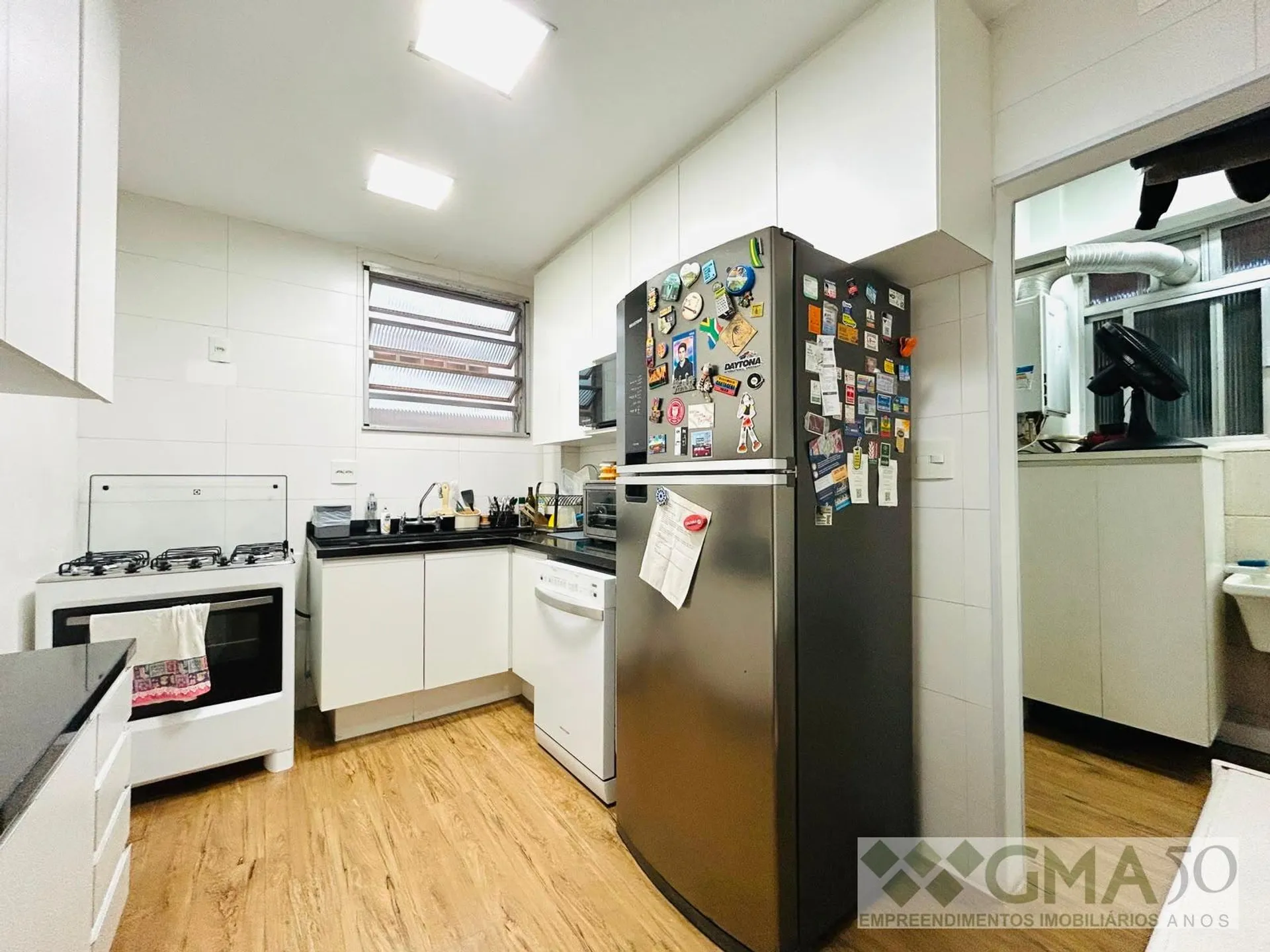 Apartamento com cozinha fechada e fogão a gás — photo 26