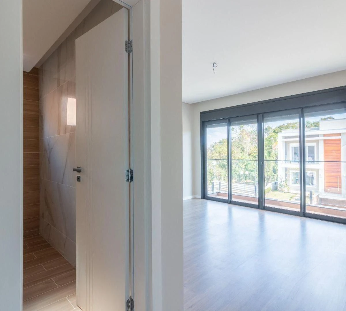 Modern house with 4 en-suite bedrooms and 6 parking spots — photo 45
