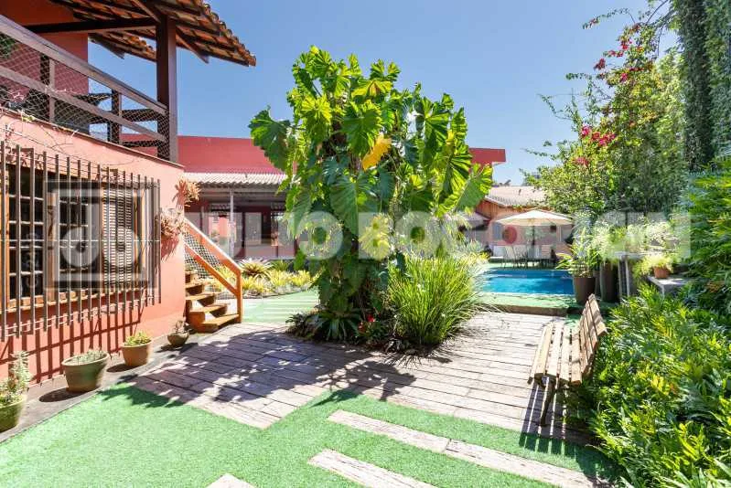 Balcony with a grill in a 5-bedroom house, 392 m² — photo 14