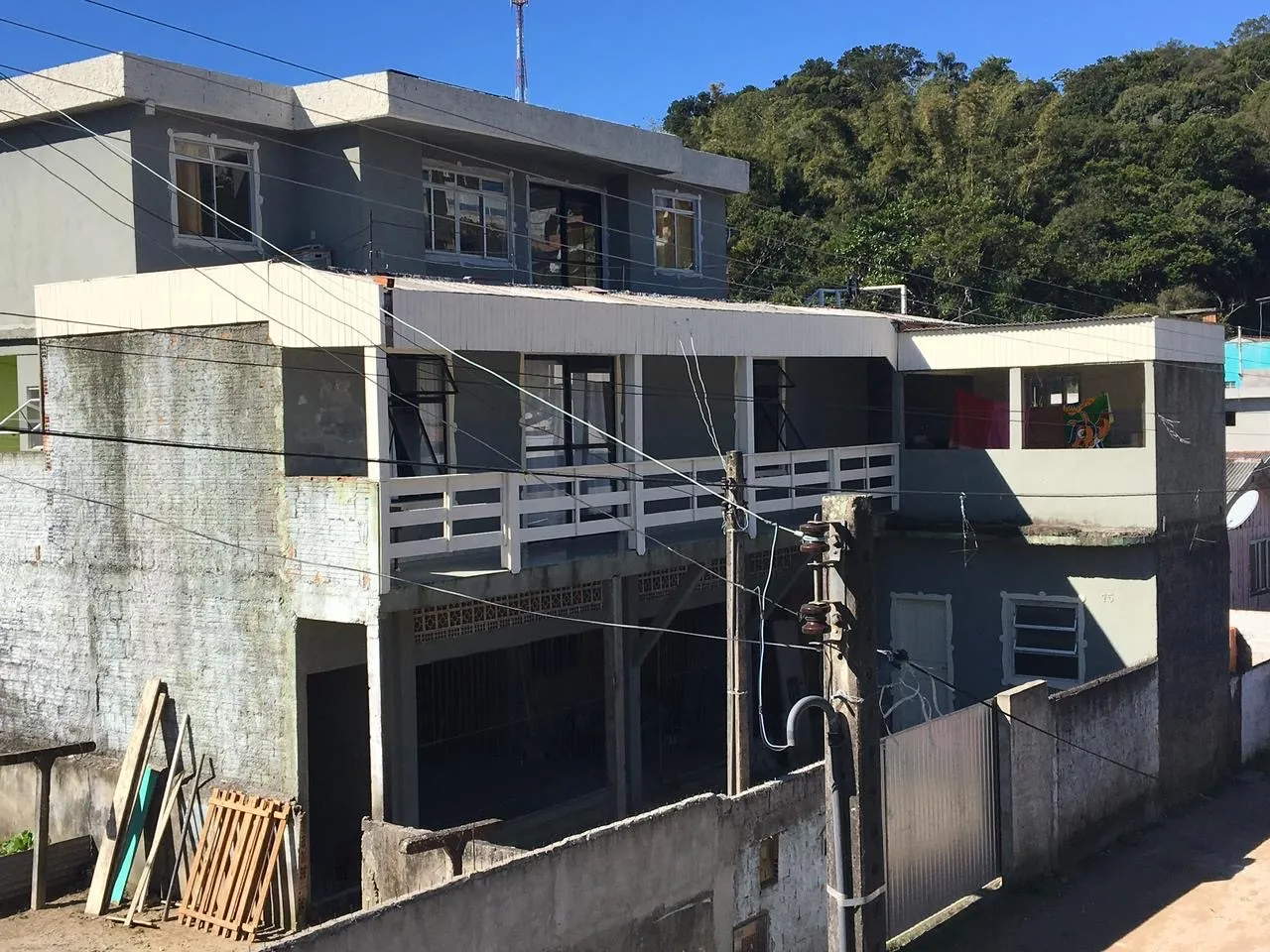 Unfurnished apartment with 2 bedrooms and an electric shower