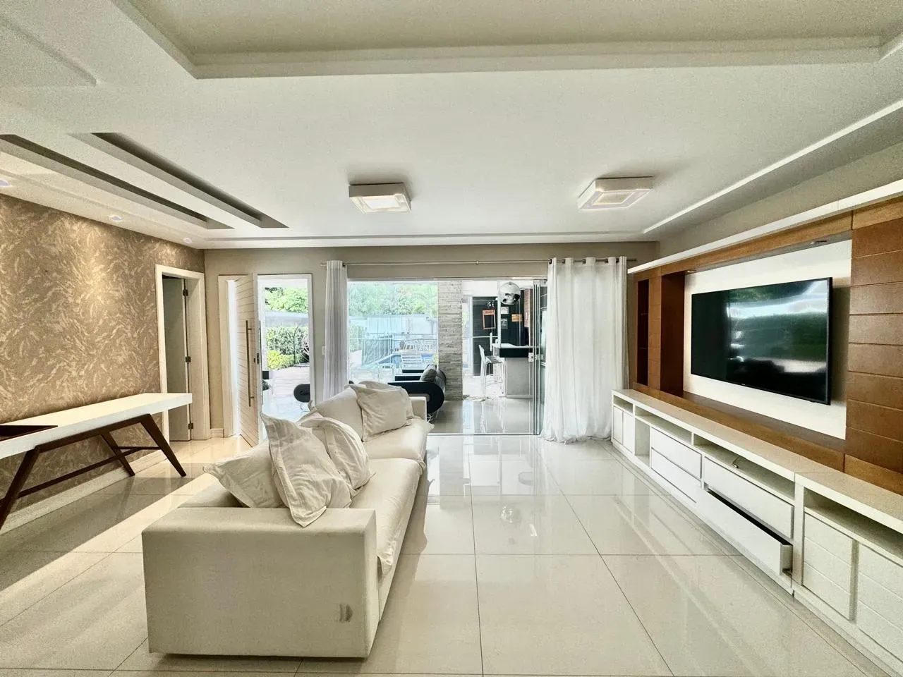 Furnished house with 5 bedrooms and open-plan kitchen — photo 34