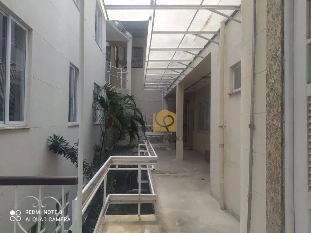 Casa com 2 dormitórios e piso de madeira na sala — photo 12