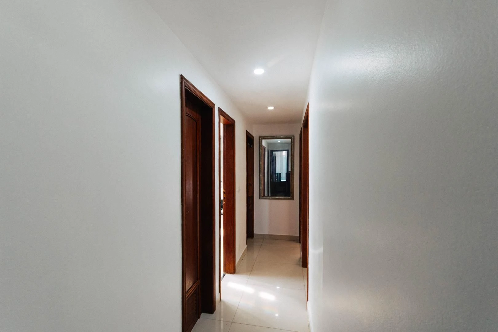 Balcony with a grill in a 3-bedroom apartment, 135 m² — photo 3