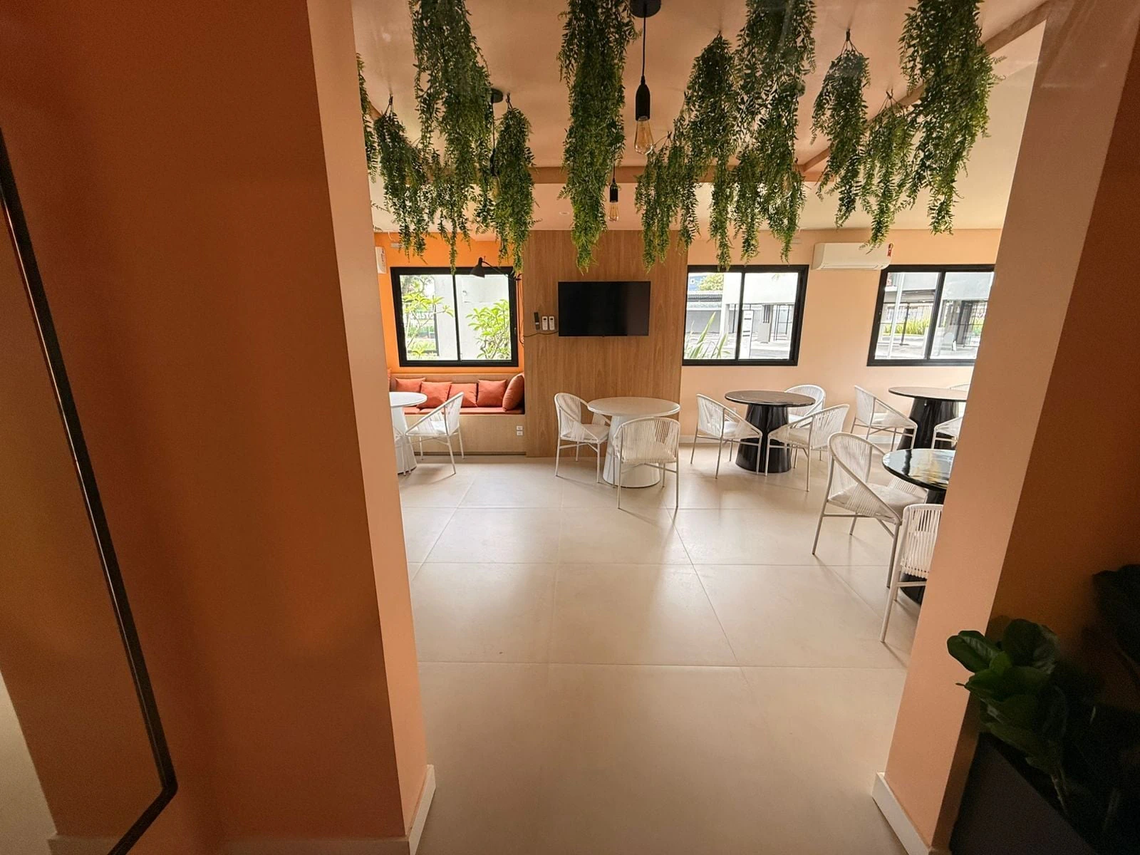 Balcony with a grill in a 2-bedroom apartment, 49 m² — photo 27