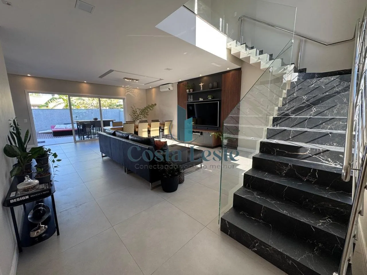 Furnished house with 4 en-suite bedrooms and 5 baths