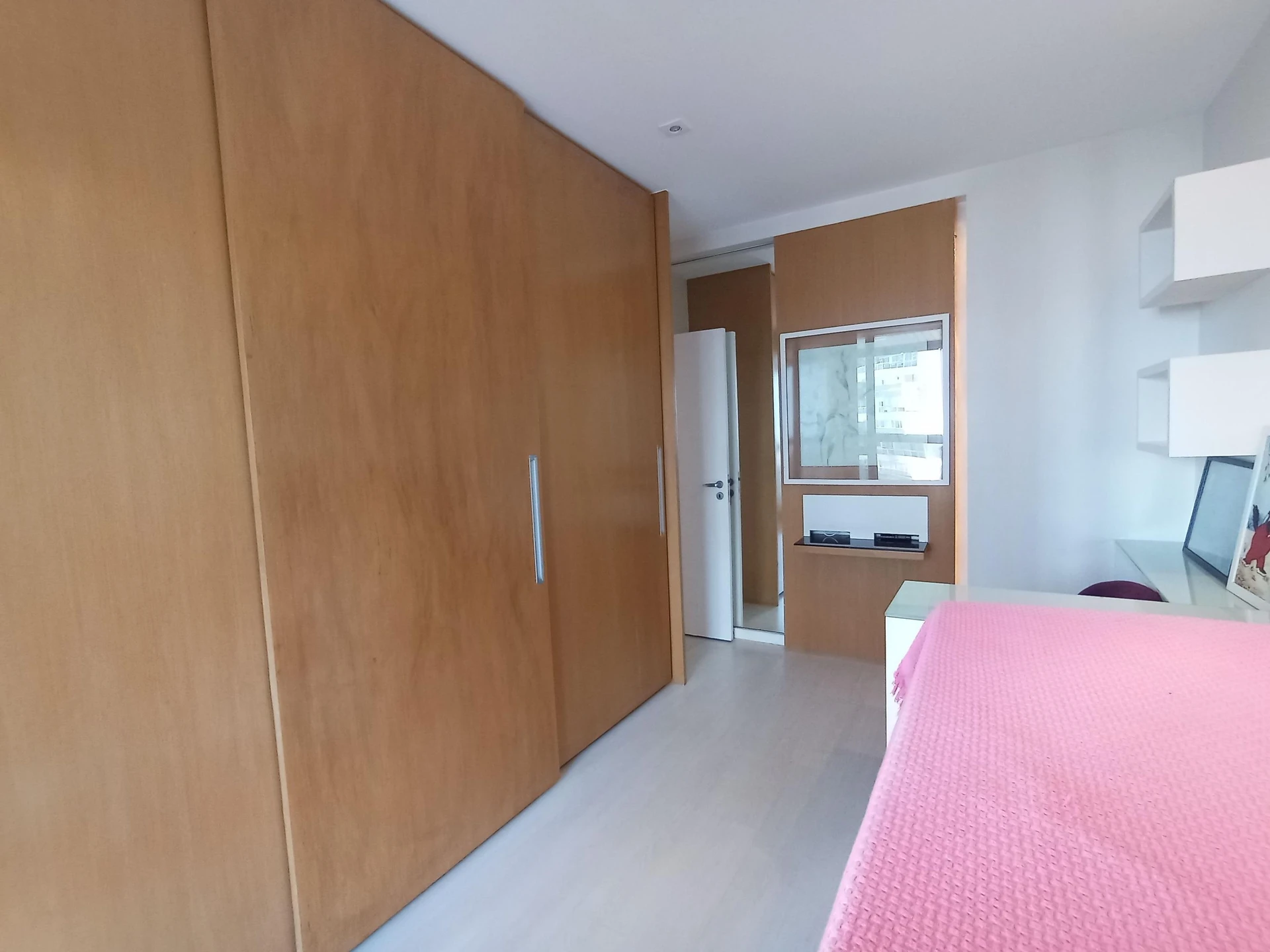 Furnished 3-bedroom apartment with enclosed balcony — photo 29