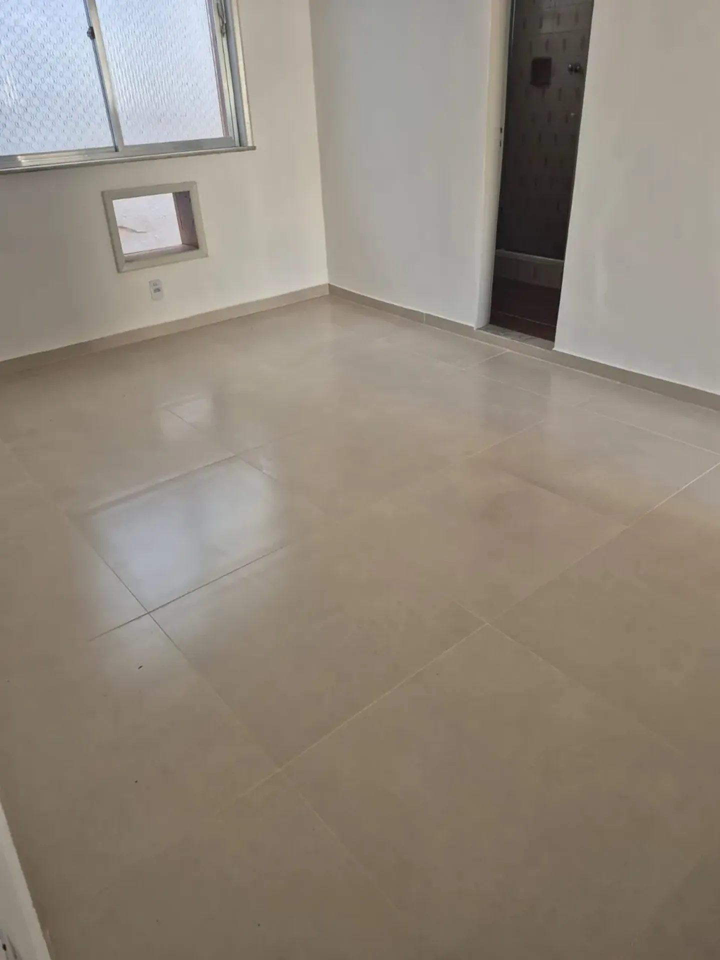 Apartamento sem mobília com cozinha planejada e tanque — photo 29