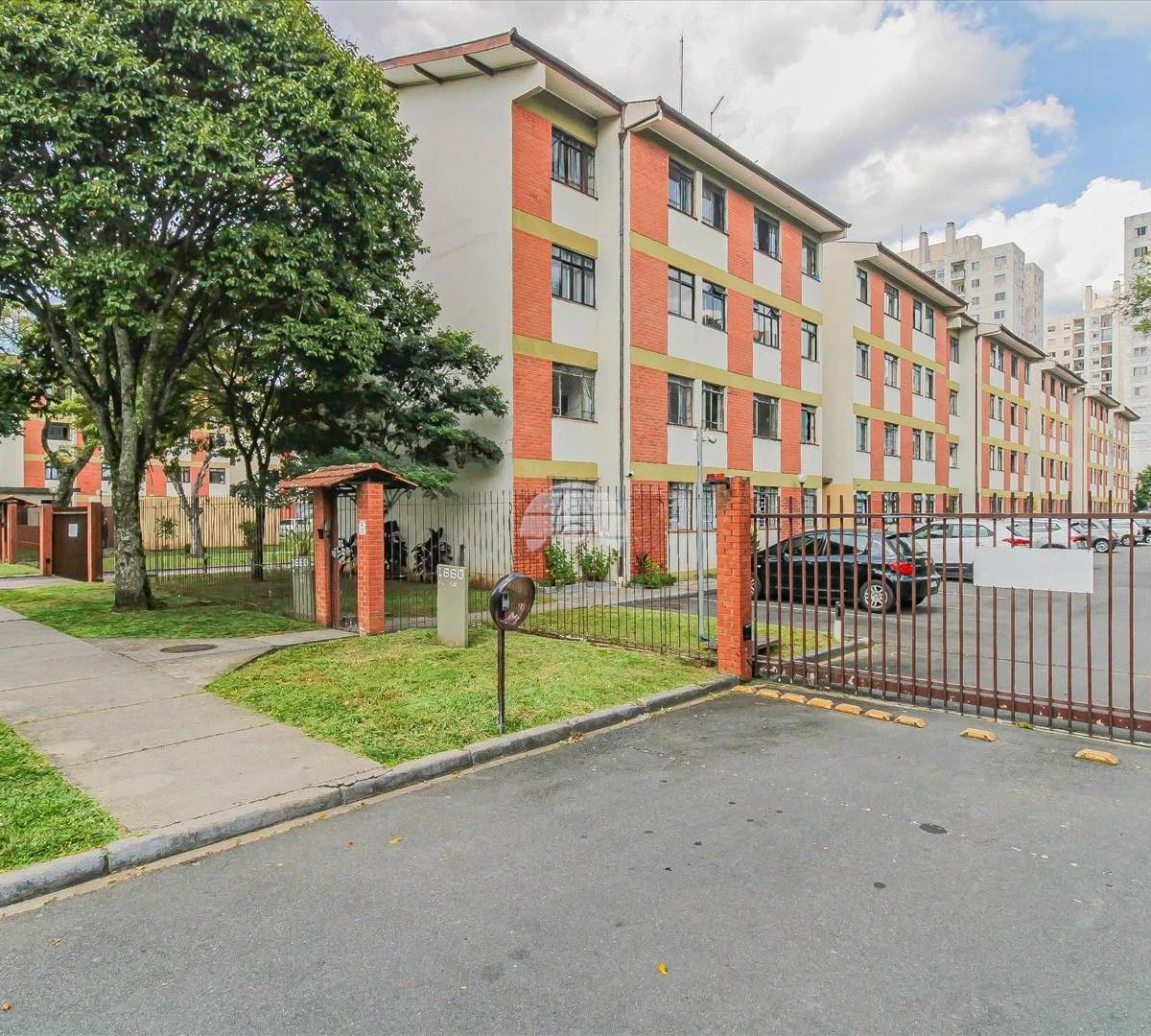 2-bedroom apartment with wood or laminate floors in Curitiba — photo 13