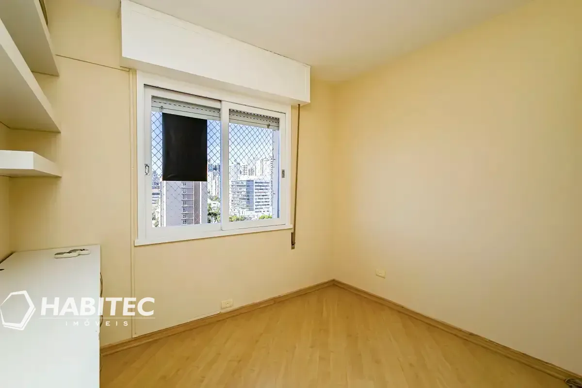 4-bedroom apartment with 2 bathrooms and a balcony — photo 21