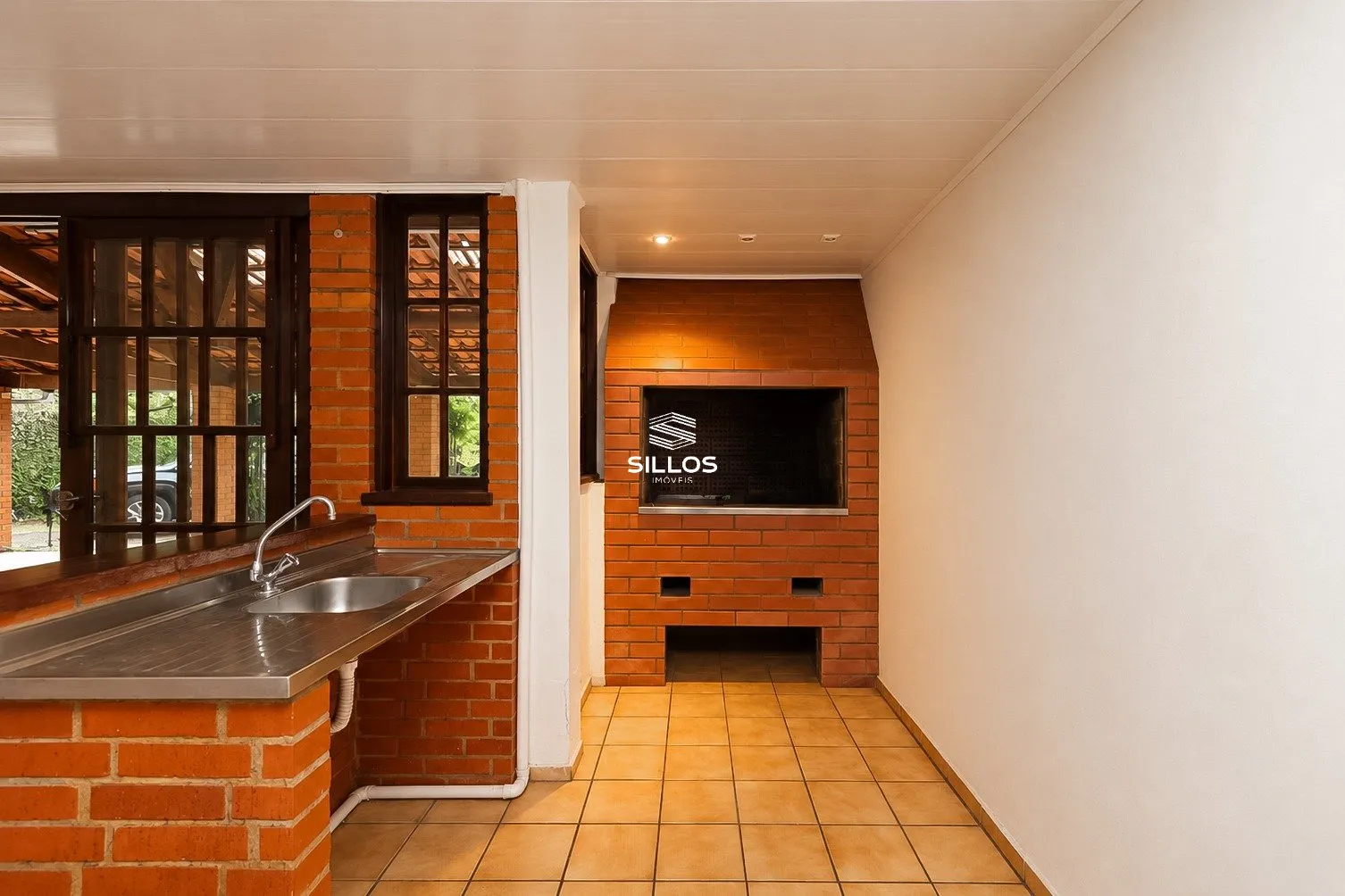4-bedroom house with a fireplace — photo 6