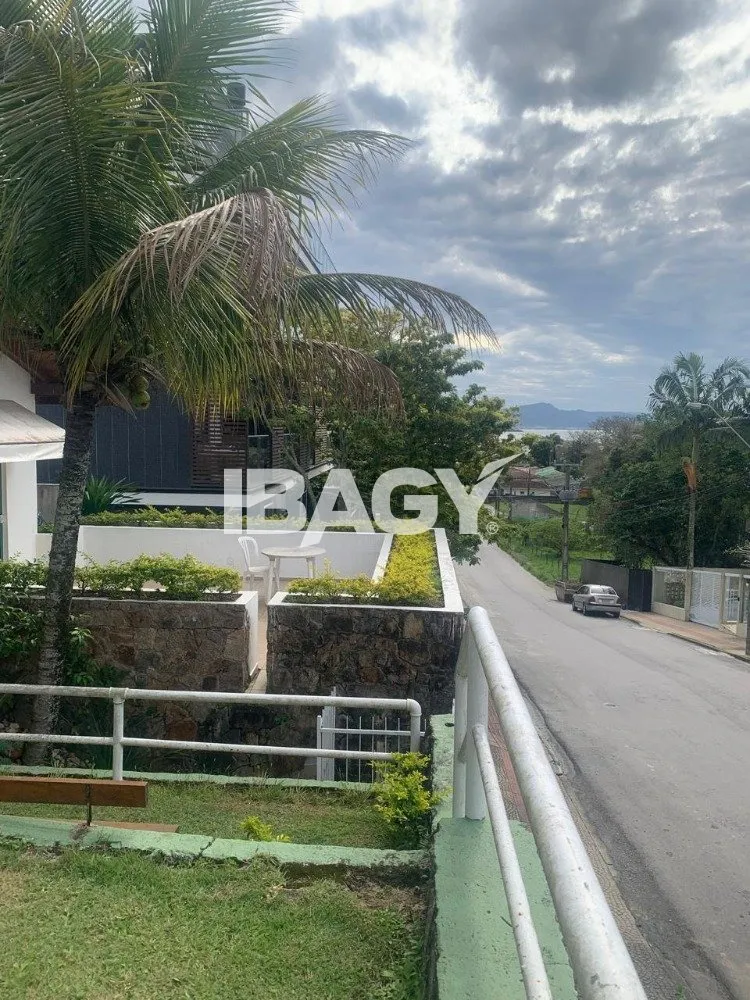 House with 4 bedrooms and 380 m², 2 parking spots — photo 24