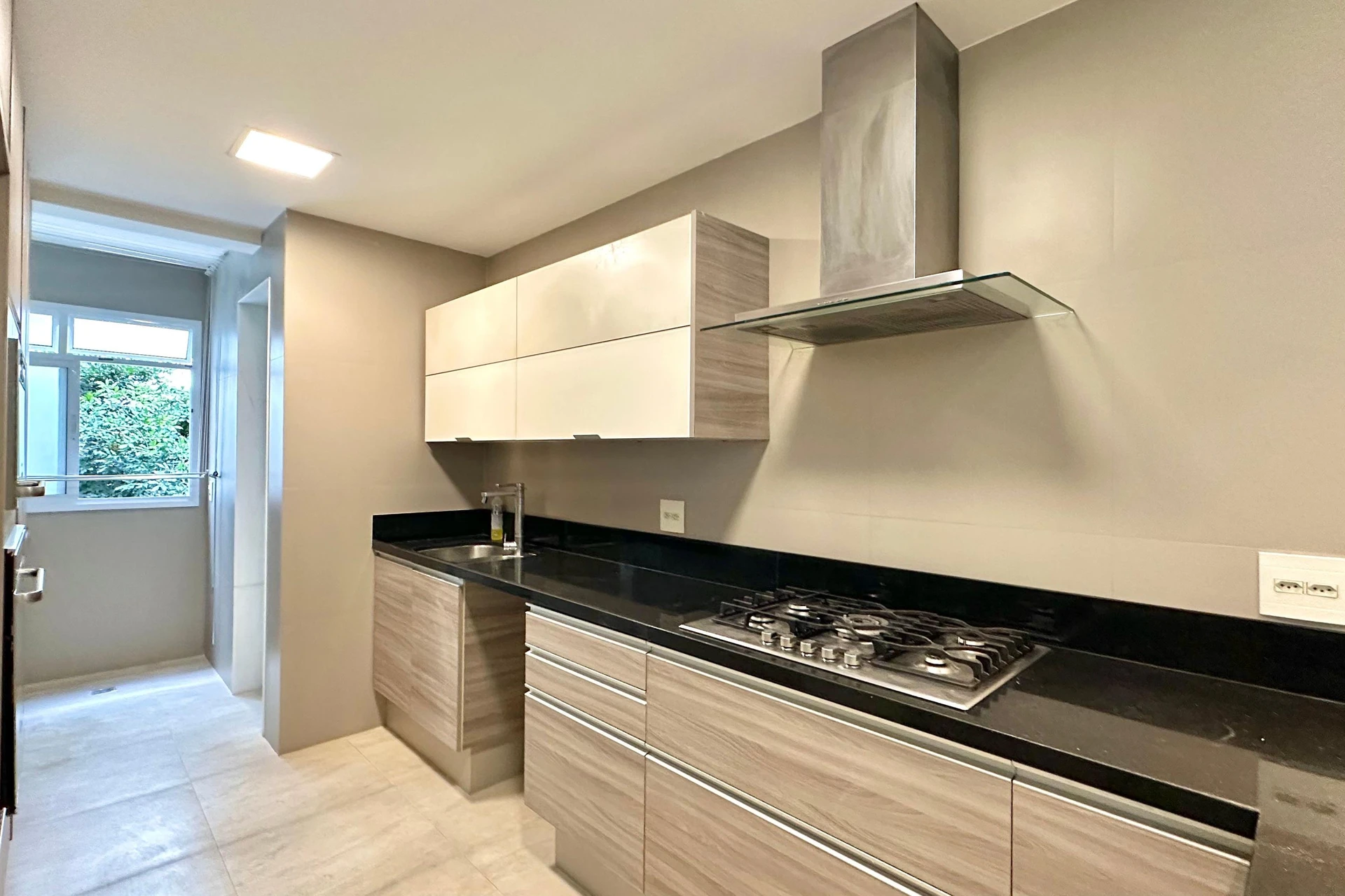 Unfurnished apartment with 2 suites and a balcony — photo 6
