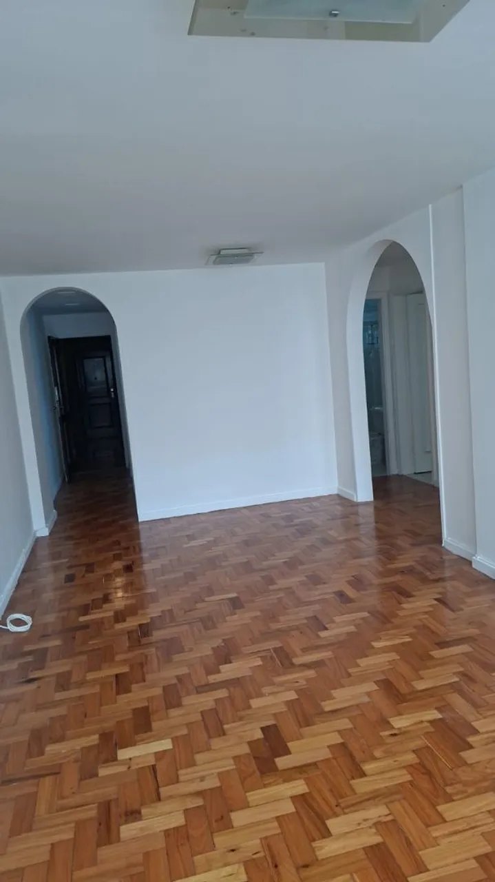 Wood or laminate floors in a 2-bedroom apartment, 90 m²