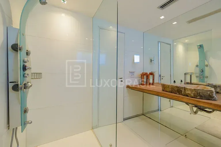 Furnished house with 5 bedrooms and an open-plan kitchen — photo 35